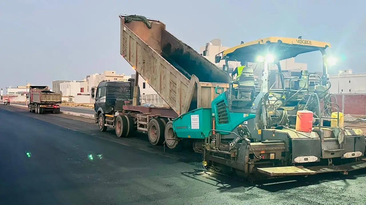 فرد ودك طبقات أسفلت ليلي على طريق رئيسي